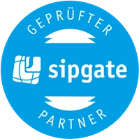 Blaues Siegel mit Aufschrift „Geprüfter sipgate Partner“ und sipgate Logo.